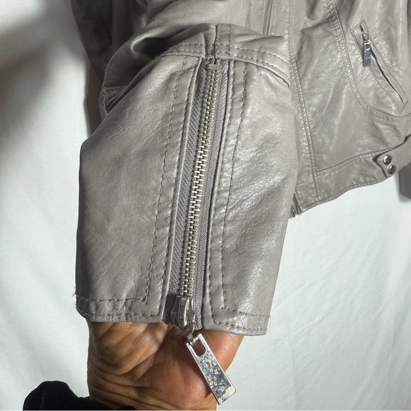 Apt 9 Women's Gray Faux Leather Moto Jacket, Size Large, EUC. Lined. Zippers! - Picture 8 of 16
